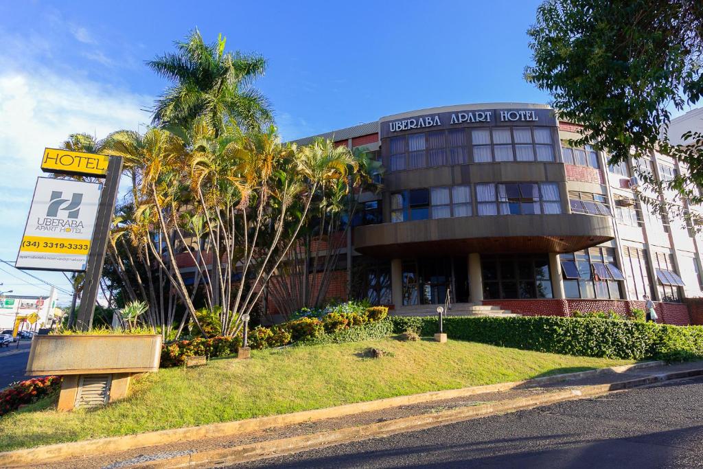 乌贝拉巴UBERABA APART HOTEL的建筑前有标志的酒店