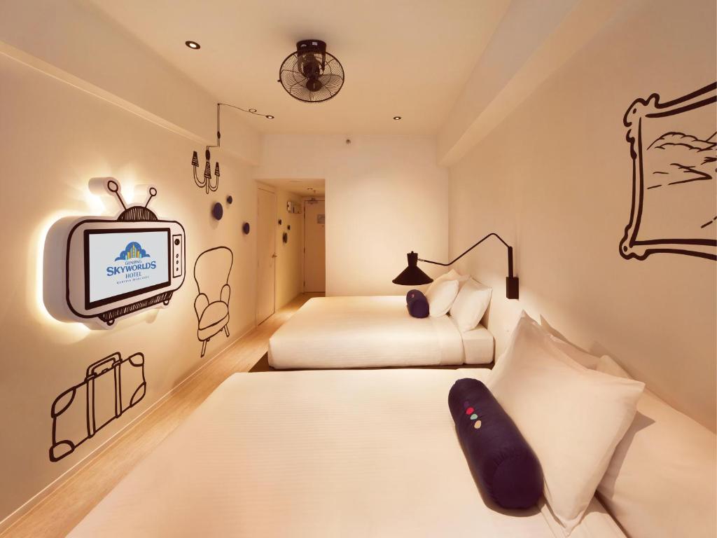 云顶高原Resorts World Genting - Genting SkyWorlds Hotel的一间带两张床和电视的卧室