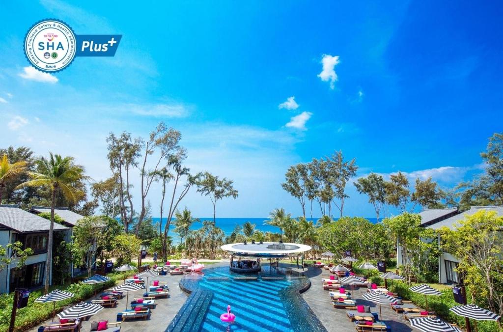 纳泰海滩Baba Beach Club Natai Luxury Pool Villa Hotel by Sri panwa - SHA Plus的度假村游泳池的图片