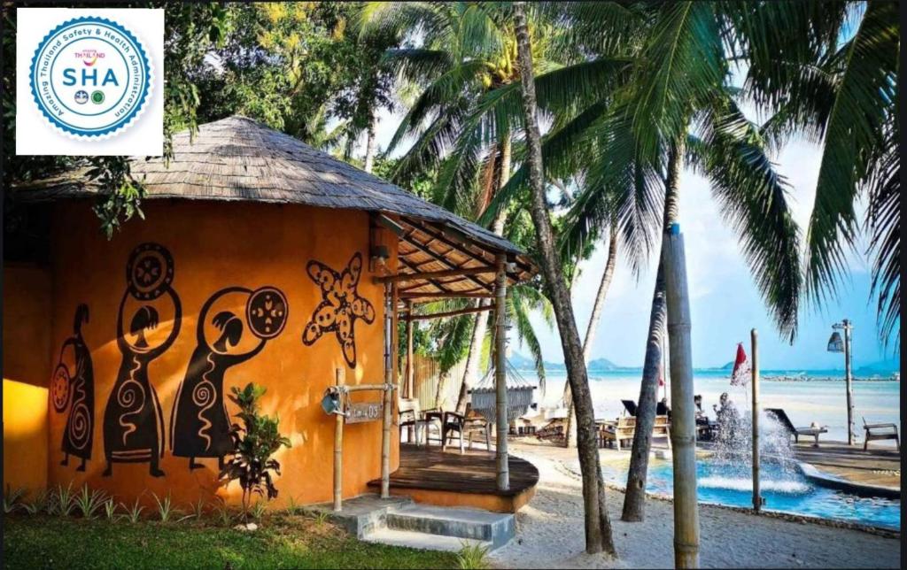 班邦宝The Mud - Eco Hotel的海滩旁一座涂有涂鸦的建筑