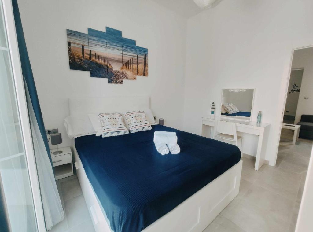 马拉加Sunlight Málaga Centro的一间卧室配有一张带蓝色床单和枕头的床。