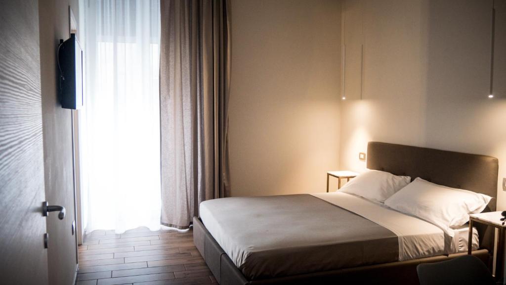 那不勒斯TOLEDO CLASS的酒店客房设有床和窗户。