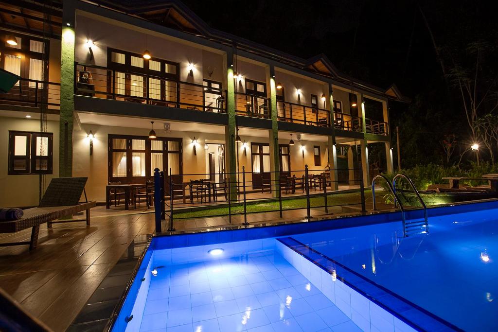 康提Huluganga Ridge, Kandy的夜间带游泳池的别墅