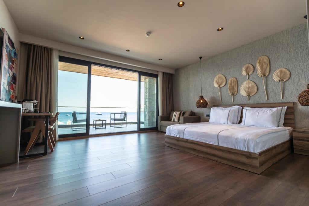 博德鲁姆KHAI HOTEL BODRUM的一间卧室设有一张床,享有海景