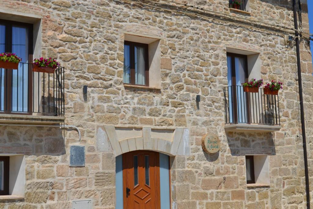 别尔赫Rincón de Guara的一座古老的石头建筑,设有窗户和木门