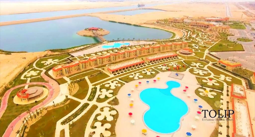伊斯梅利亚Tolip El Fairouz Hotel的海滩上的度假村的空中景致