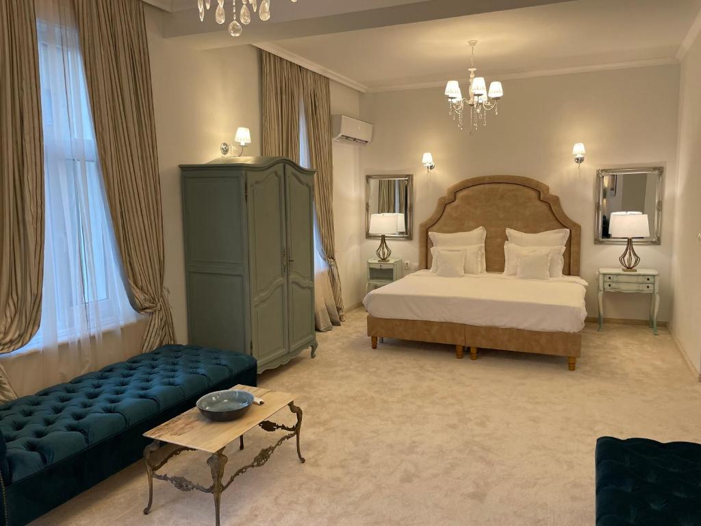 帕扎尔吉克Villa al Tempio的一间卧室配有一张大床和一张沙发