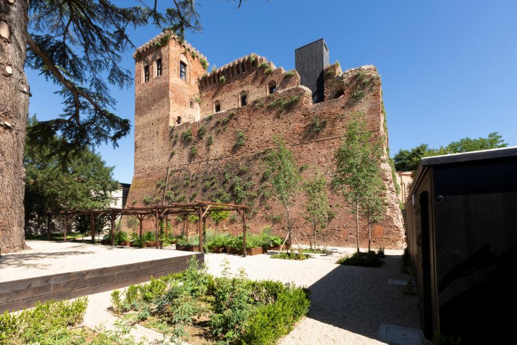 ArignanoRocca di Arignano的一座有常春藤的大砖楼