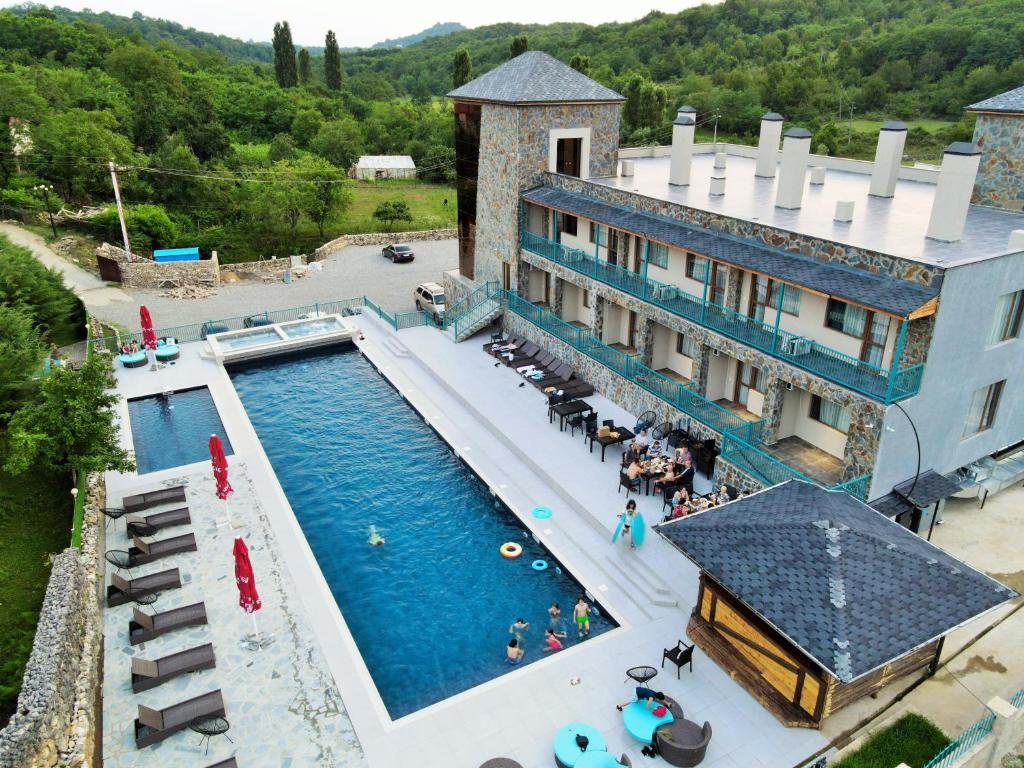茨卡尔图博Tskaltubo Epic Hotel & Spa的享有带游泳池的度假村的空中景致