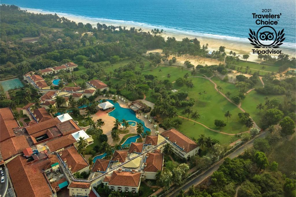 瓦尔恰祖里白沙度假娱乐酒店的海滩附近度假村的空中景致