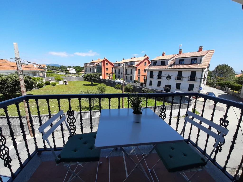 里贝拉Dunas de Corrubedo的阳台的桌子,享有建筑的景色