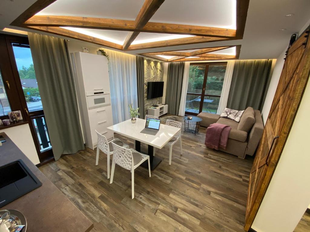 塔查斯卡-鲁穆尼卡矩阵公寓的客厅配有桌子和沙发