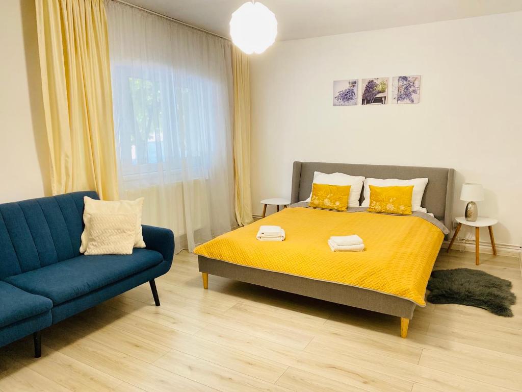 图尔达AV Apartment的一间卧室配有一张床和一张蓝色的沙发