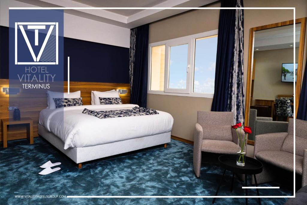 盖尼特拉Hotel Vitality Terminus的配有一张床和一把椅子的酒店客房
