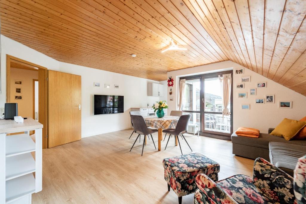 托特瑙Winter-Nest的客厅配有桌子和沙发