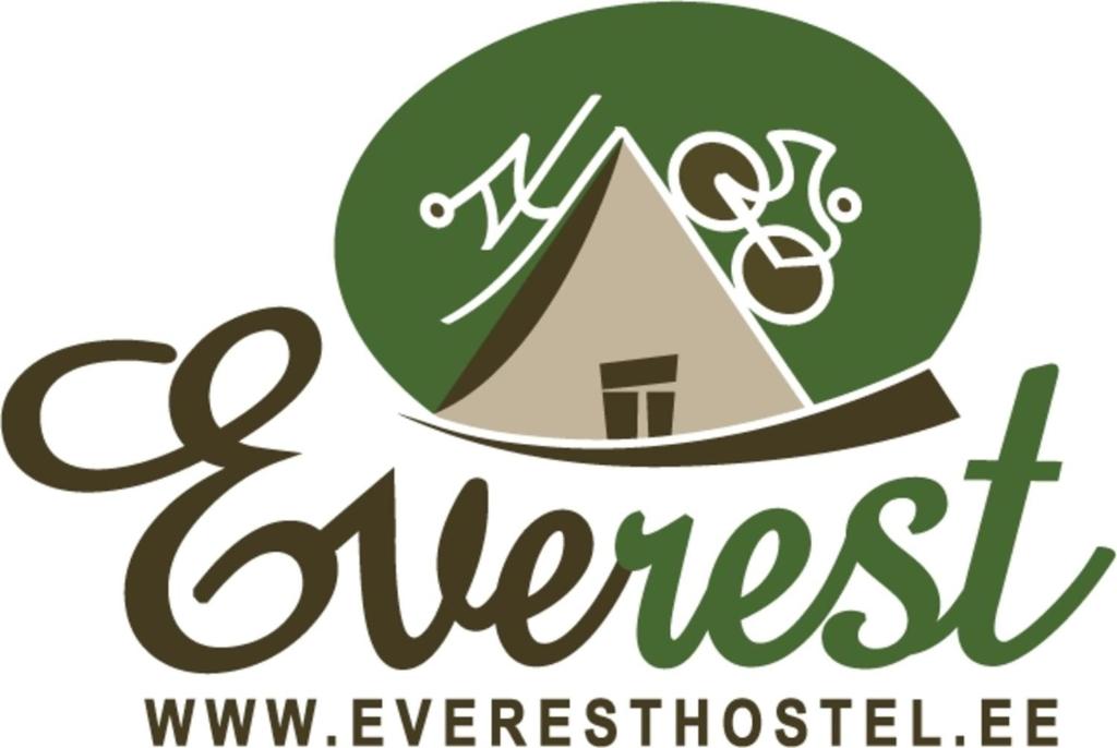 基维厄利Everest Kivioli Hostel的房屋事件的标志
