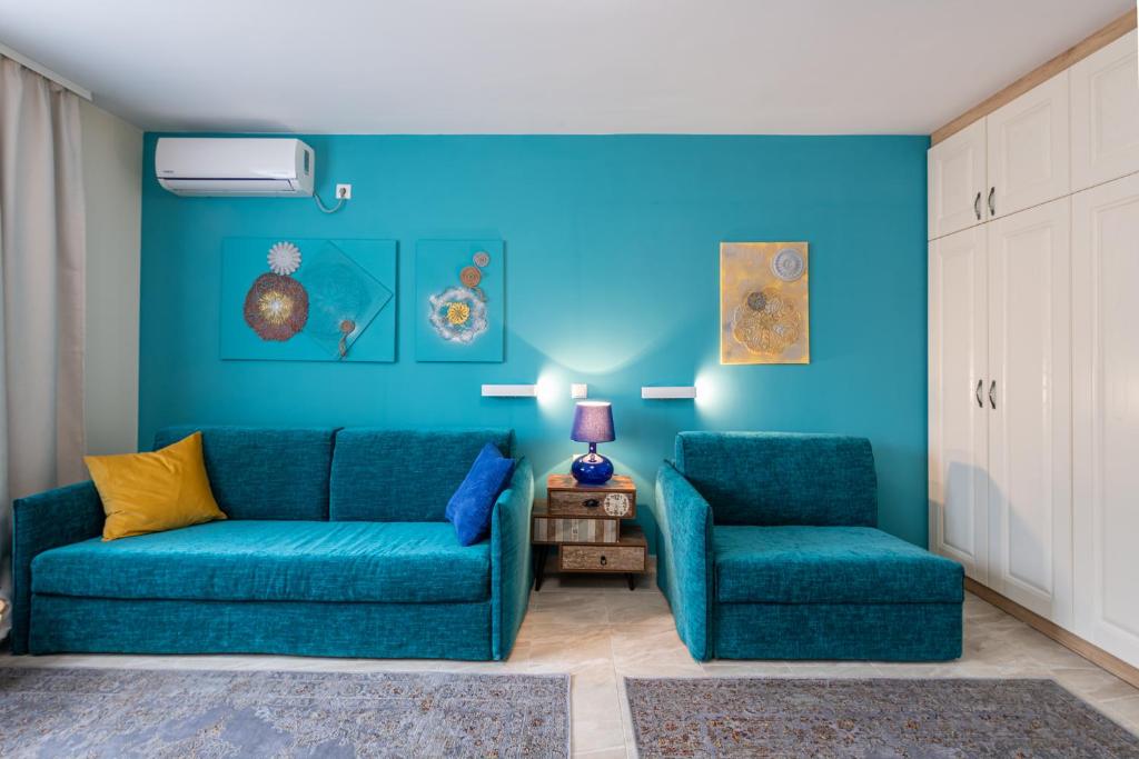 帕莫瑞Turquoise的蓝色的客厅配有沙发和两把椅子