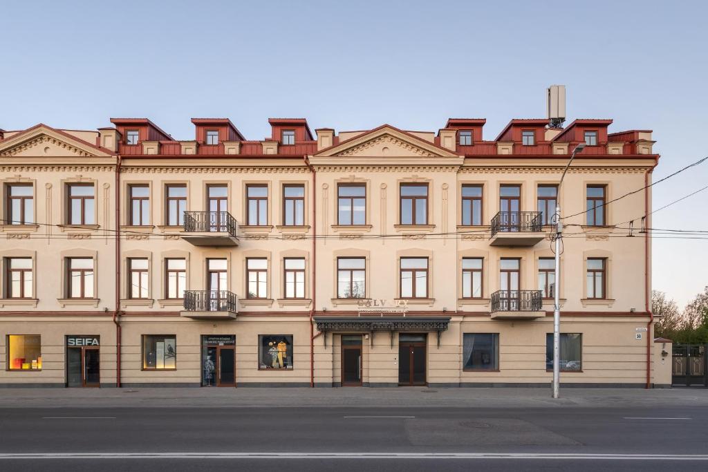 维尔纽斯CALVARY Hotel & Restaurant Vilnius的街道拐角处的大建筑