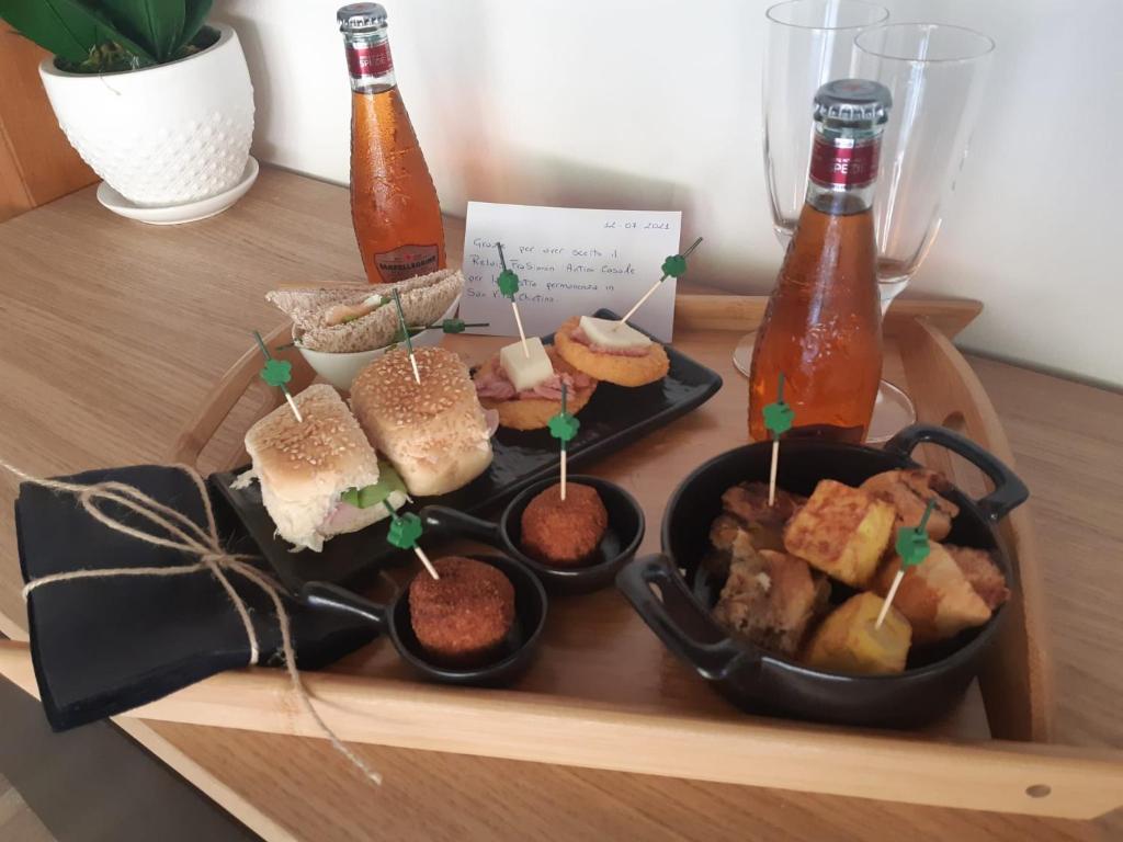圣维托基耶蒂诺Relais FraSimon Antico Casale的桌上的三明治和饮料托盘