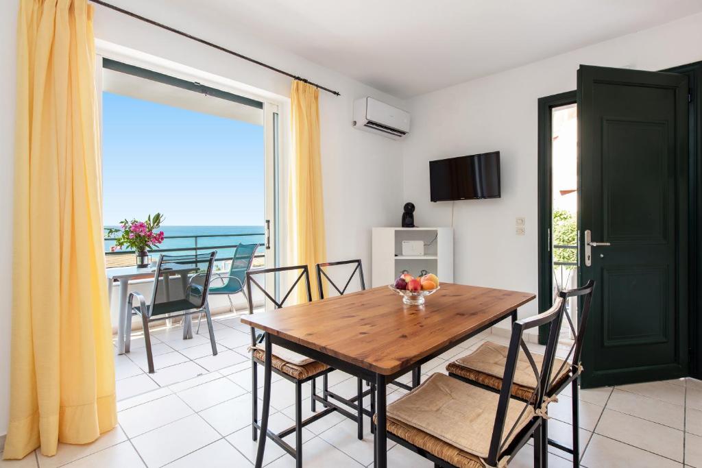 格利法达Corfu Amboti Apt的一间设有桌子的海景用餐室