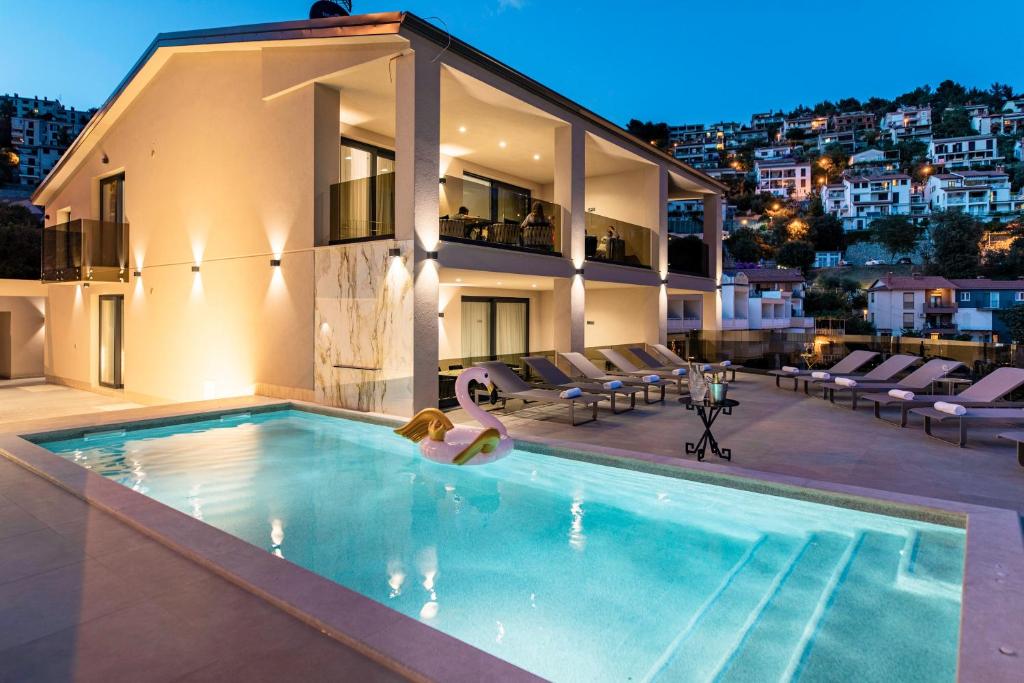 拉巴克Villa Nina - Apartments with pool near the sea的房屋前的游泳池
