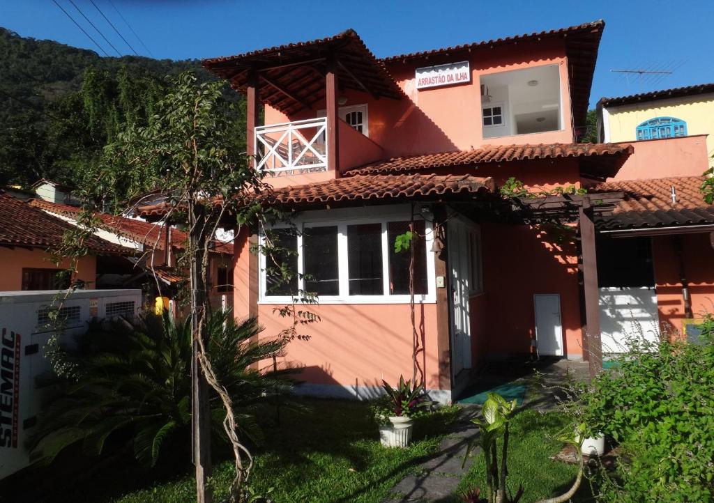 阿布拉奥Pousada Arrastão da Ilha的粉红色房子