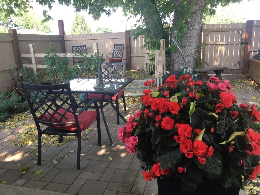 彭蒂克顿K STREET CARRIAGE HOUSE Studio的一个带桌子和一束红花的庭院