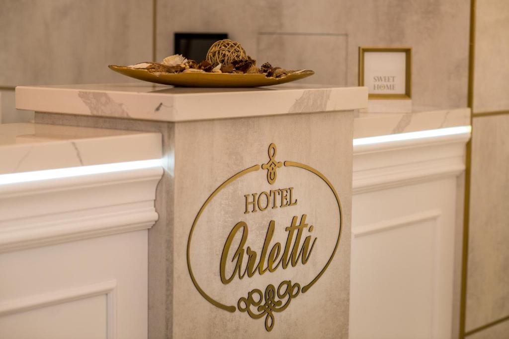 鲁塞Arletti Hotel的柜台上的标牌上装有一盘食物