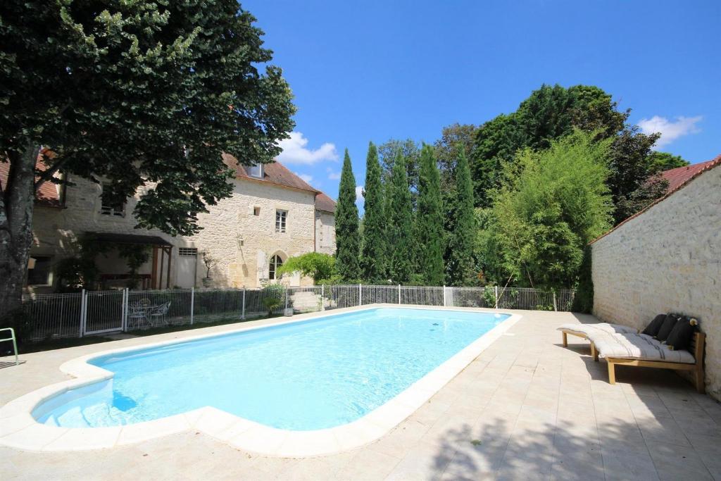 讷韦尔Le Clos Ligérien的一座房子旁的院子内的游泳池
