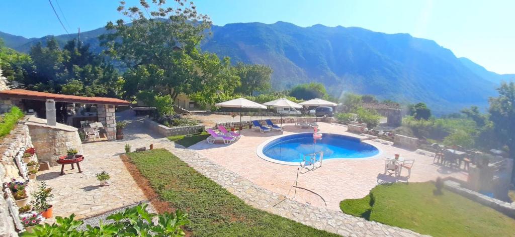 威尔帕扎Vila Pegaz的一座带游泳池和山脉的度假村
