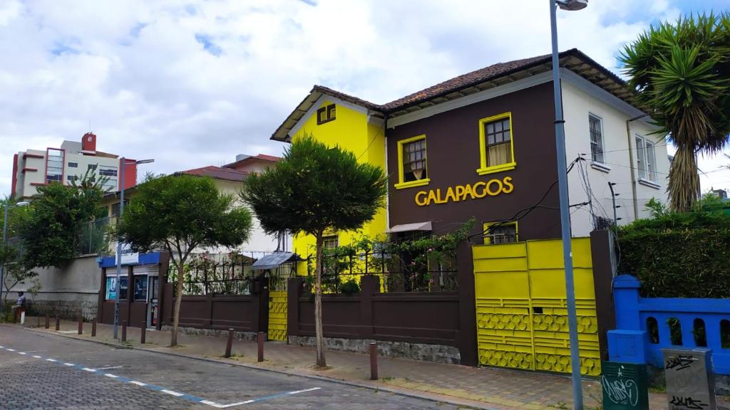 基多加拉帕戈斯自然生活旅舍的街道边的黄色和黑色建筑