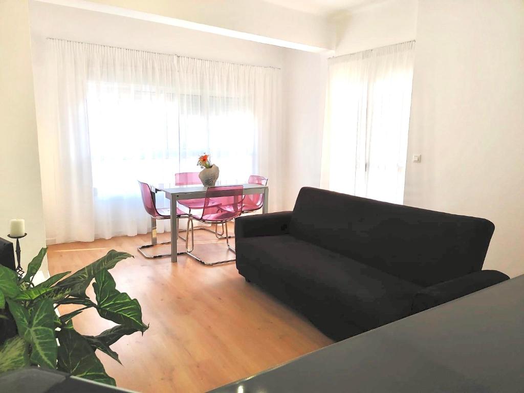 FortalenyAitana的客厅配有黑色沙发和桌子