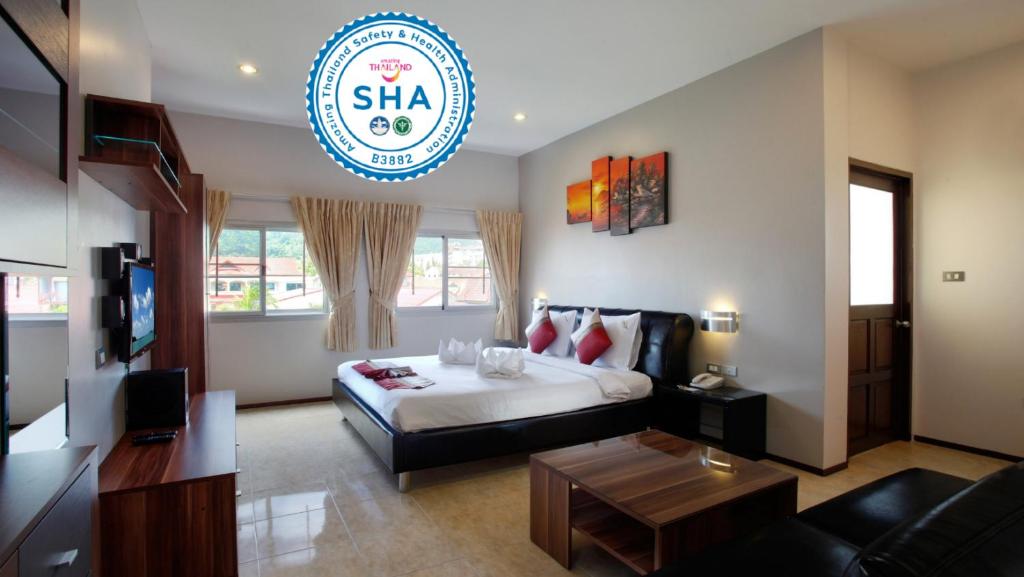 芭东海滩U Sabai Living Hotel - SHA Certified的酒店客房设有床和客厅。
