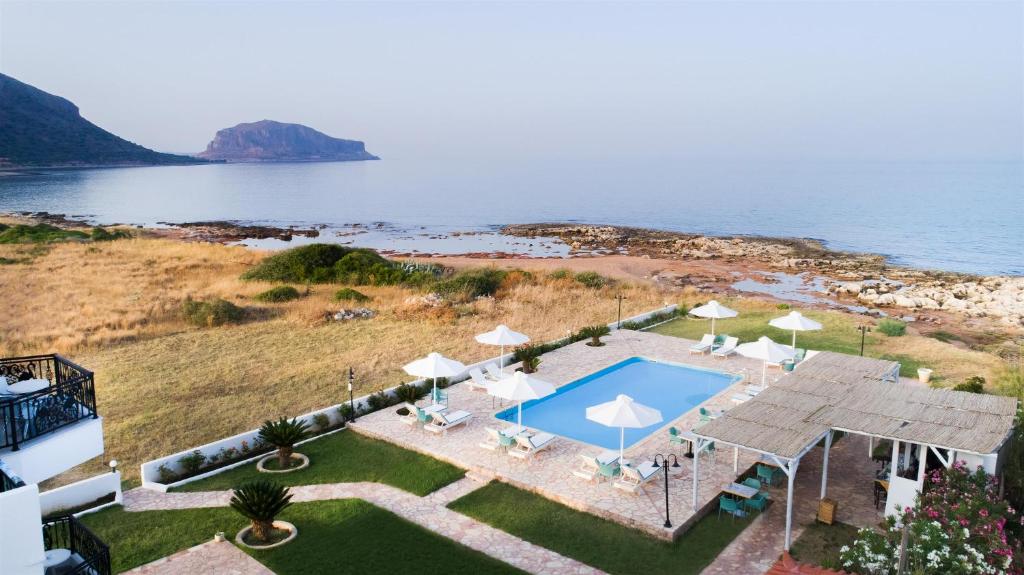 莫奈姆瓦夏Venti Seaside Adult Hotel的享有别墅空中景致,设有游泳池和海洋