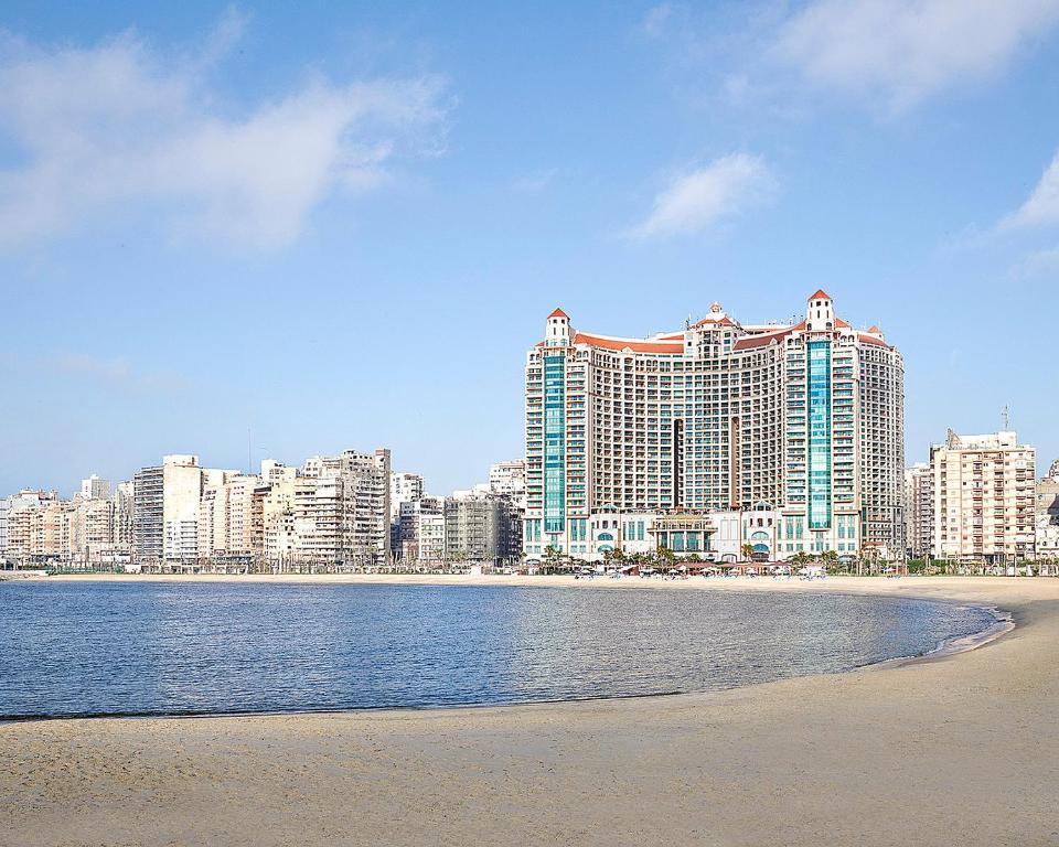 亚历山大亚历山大港圣斯特凡诺四季酒店的享有带海滩和建筑的城市美景