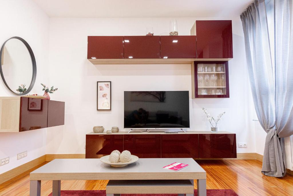 毕尔巴鄂Dolaretxe apartment by People Rentals的客厅配有电视和茶几
