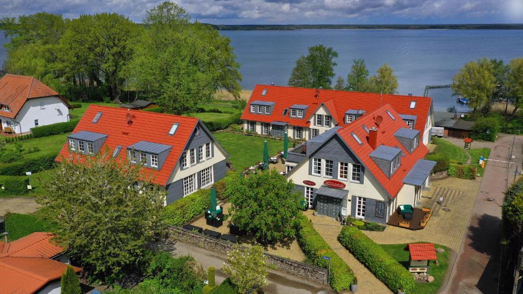 格赫伦-莱宾弗里森希度假村的享有橙色屋顶房屋的顶部景色