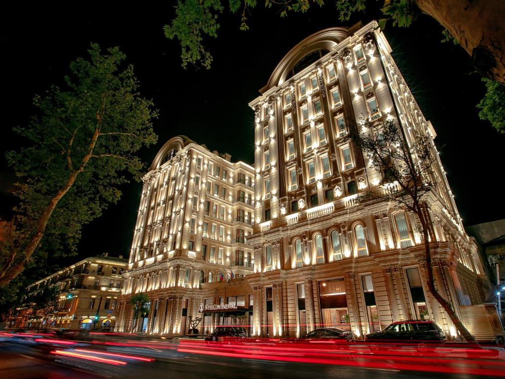 巴库InterContinental Baku, an IHG Hotel的一座大建筑在晚上点燃