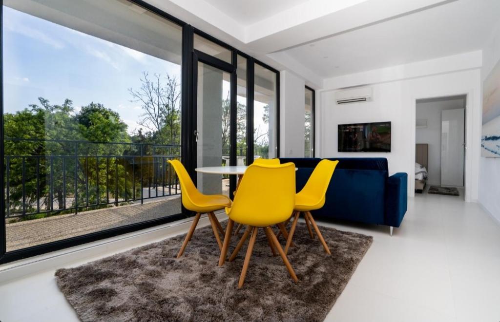 朱庇特NOR - Luxury apartment的客厅配有黄色椅子和蓝色沙发
