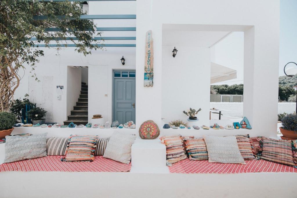 斯卡拉Saronis Hotel Agistri - Adults Only的客厅拥有白色的墙壁,配有带枕头的沙发。