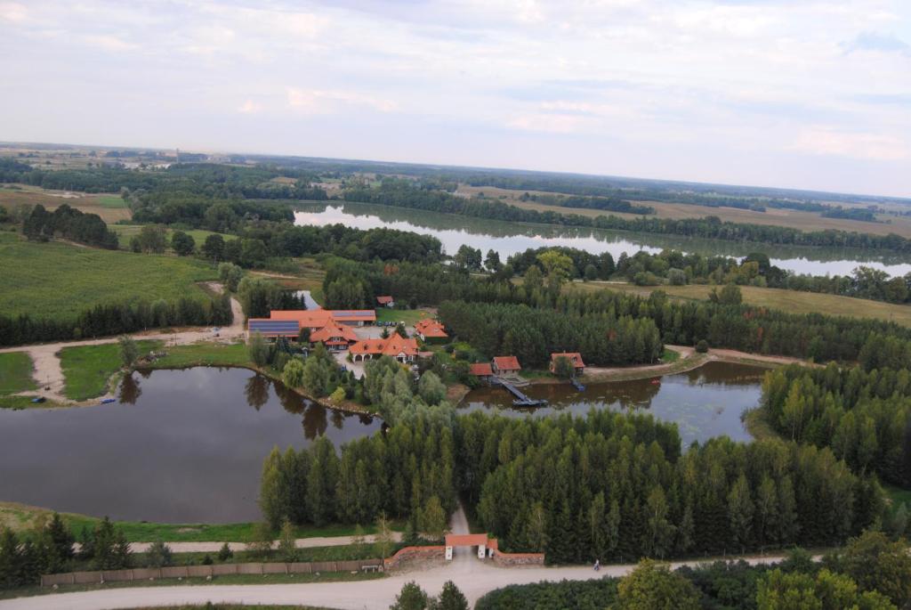 奥莱茨科Camping Konradówka的湖景别墅的空中景致