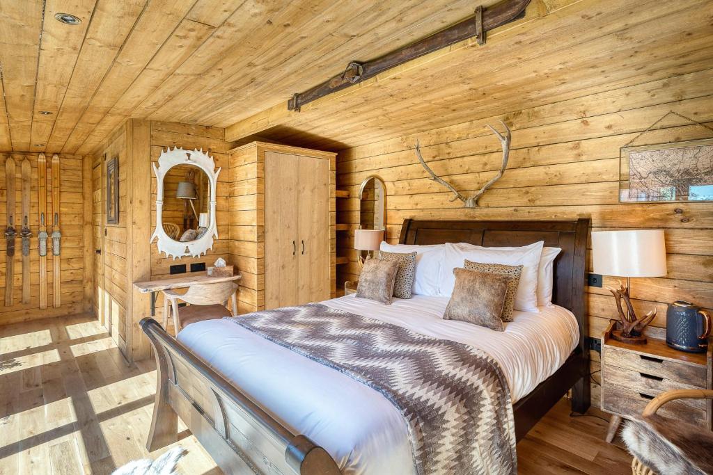 约克Clementine's Town House Hotel的木制客房内的一间卧室,配有一张床