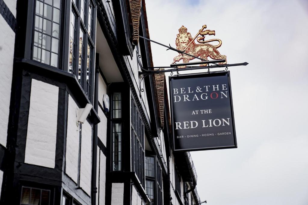 文多弗Bel and The Dragon at Red Lion Wendover的建筑物一侧红狮标志