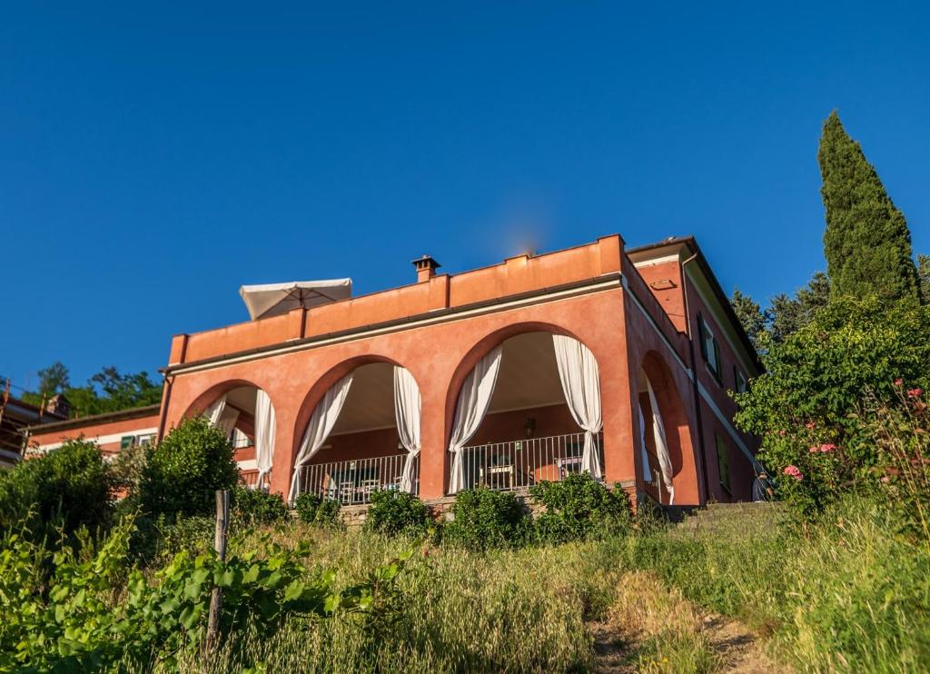 斯培西亚塞罗荣格农场酒店的一面有拱门的红砖建筑