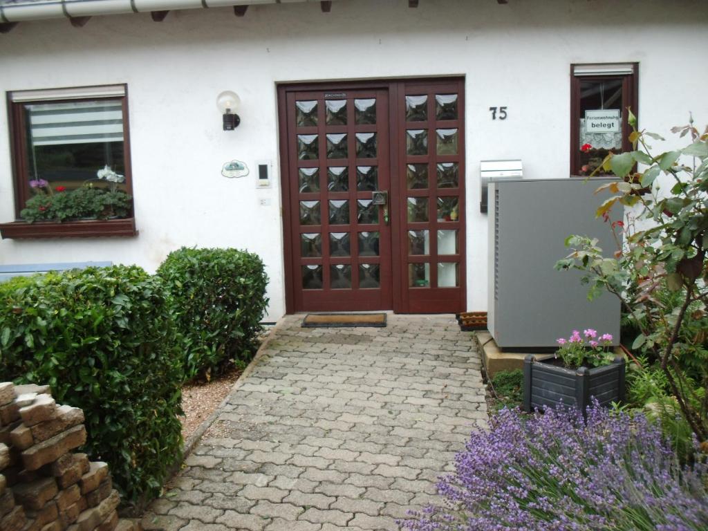 魏斯基兴Haus Rosi的木门和砖砌走道的房子