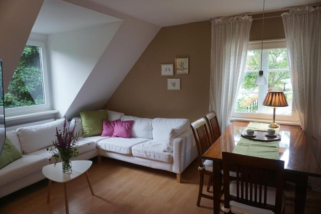 吕讷堡Mirabella的客厅配有白色的沙发和桌子