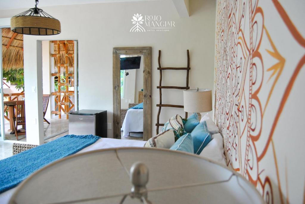 阿卡普尔科Rojo Manglar Acapulco的一间卧室设有一张床和一间客厅。