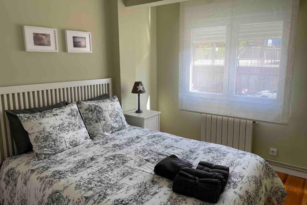 桑坦德Coqueto apartamento cerca de la playa的一间卧室配有一张带黑白色棉被的床