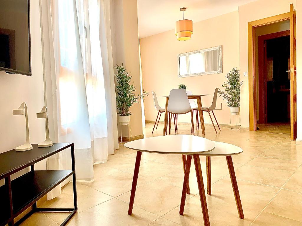 瓜达莱斯特Ideal Apartamento - Guadalest的客厅配有桌椅