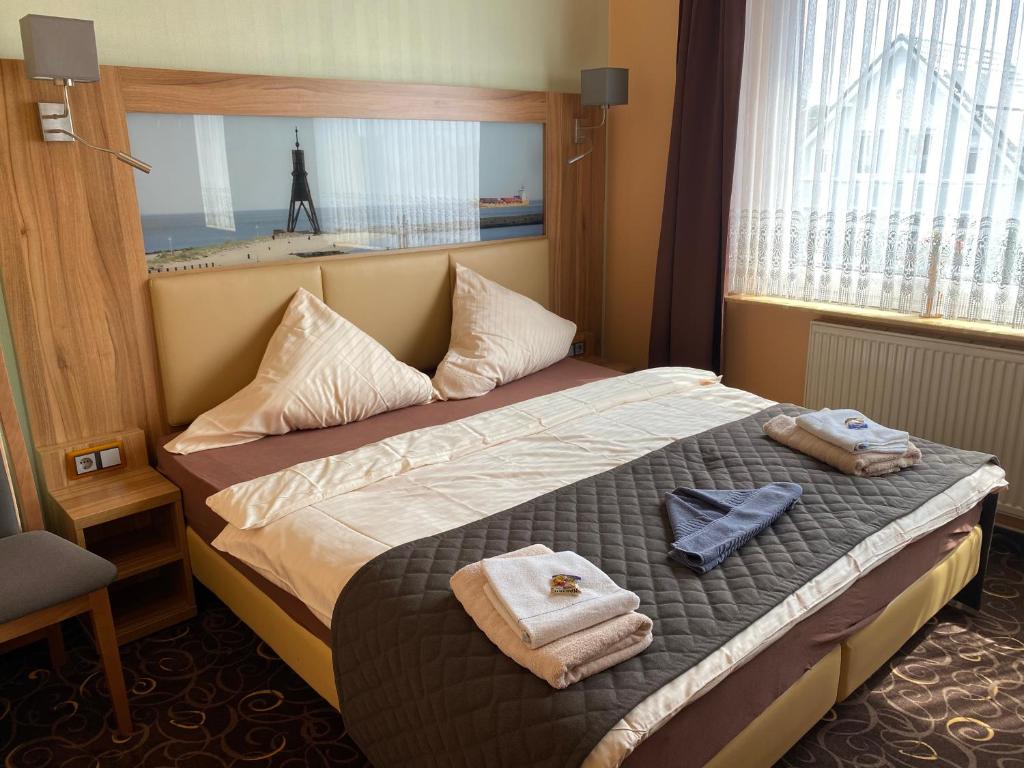 库克斯港Gästehaus Seestern的酒店客房,配有带毛巾的床
